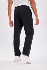 Pantalón deportivo recto negro, de corte clásico.