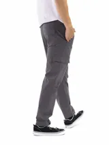 Pantalón cargo negro con bolsillos laterales con solapa, corte recto y cintura elástica.