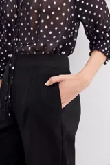 Pantalón recto de tiro alto confeccionado en viscosa con elastano, con cierre trasero invisible y bolsillos laterales.
