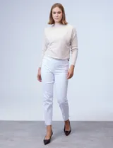 Pantalón de gabardina elastizada azul marino, marca Zac & Rachel, de corte recto, pretina ancha pespunteada y largo al tobillo. Tiene bolsillos simulados.