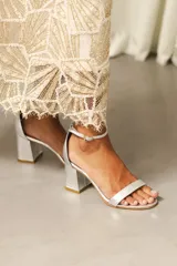 Sandalias de fiesta rojas de terciopelo, con pulsera al tobillo y taco cuadrado.