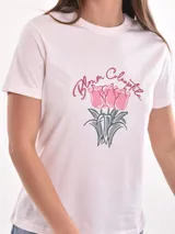 Remera blanca de algodón con estampado de cerezas rojas y texto "Mon Cheri".