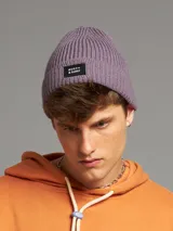 Gorro de punto en color verde, con etiqueta de la marca en la parte frontal.