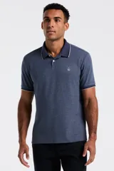Polo de hombre color azul marino jaspeado, con cuello y ribetes en contraste azul oscuro. Presenta un pequeño logo bordado en el pecho.