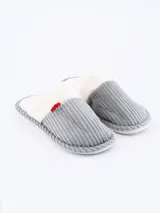 Pantuflas cerradas de tela de corderito color gris con interior de felpa blanca y detalle de corazón rojo.