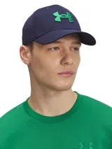 Gorro Under Armour color verde militar con logo bordado en negro.