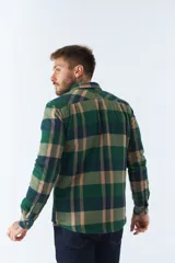Sobrecamisa de viyela para hombre con interior capitoneado, fit regular, manga larga, cierre con botones, bolsillos y logo en grifa de cuero.