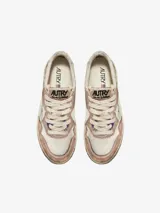 Championes urbanos Autry Super Vintage Low, color blanco con detalles en rosa metalizado y celeste. Confeccionados en cuero y tela, con efecto vintage y logo en el lateral.