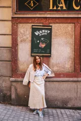 Championes celestes con glitter multicolor en punta y talón, lazo de raso y suela de cuero.