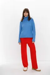Pantalón de viscosa color celeste, de corte recto y tiro alto.