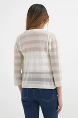 Cardigan de tejido de punto color beige con rayas horizontales en tono más claro, de mangas 3/4 y corte clásico.