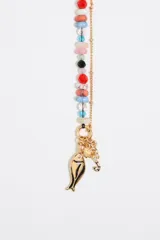 Pulsera doble de cuentas de colores con cadena dorada y colgante con forma de tulipán. Cierre con mosquetón y cadena de alargue.