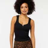 Musculosa negra de punto canalé con escote cuadrado y botón dorado decorativo.