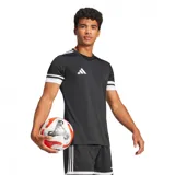 Remera deportiva Adidas Squadra 25 negra con detalles blancos en hombros y mangas, y logo de la marca en el pecho.