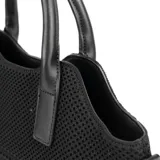 Cartera tipo shopper color negro, confeccionada en poliéster con diseño tejido. Tiene acceso con cierre, herrajes dorados, correa regulable extraíble y doble asa de mano. El interior está forrado en tela de algodón y poliéster y cuenta con un bolsillo con cierre y dos abiertos.