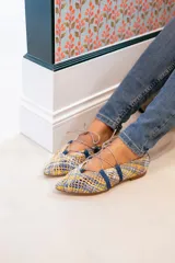 Bailarinas trenzadas con plantilla intercambiable de lana y piel, en tonos ocre y azules con cuerdas en contraste.