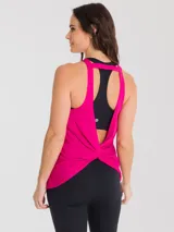 Musculosa deportiva negra de corte clásico con espalda racerback y logo pequeño en el ruedo.
