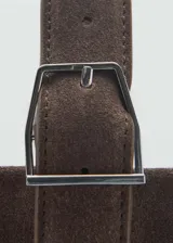 Bolso marrón de gamuza con asa de hombro ajustable con hebilla y cierre de imán interior.