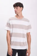 Remera de manga corta con rayas horizontales anchas en color beige y blanco.