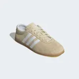 Championes Adidas Gazelle Lo Pro, color beige claro, con capellada de gamuza, tres franjas laterales blancas y suela de goma color caramelo.