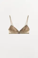 Bralette triangular color champagne de tejido satinado con detalle de plisado. Tiene tirantes finos ajustables y cierre trasero con ganchos metálicos.