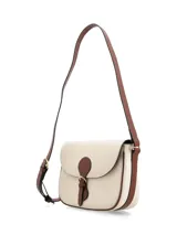 Cartera bandolera de cuero color marrón con textura tipo cocodrilo, cierre con hebilla y broche a presión, bolsillo interno con cierre y logo metálico de la marca.
