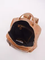 Mochila de cuero color marrón con asa superior y correas ajustables. Tiene un bolsillo con cierre en el compartimento principal, un bolsillo sin cierre para el celular y un porta llaves. En el exterior cuenta con dos bolsillos delanteros con cierre y un bolsillo trasero con cierre.