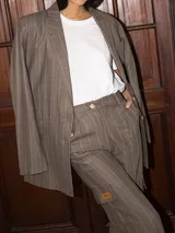 Pantalón de vestir marrón a rayas verticales, con bolsillos laterales y corte recto.