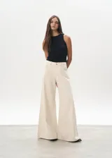 Pantalón de jean color crudo, de corte mega wide leg y tiro alto.
