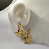 Par de aros dorados de acero quirúrgico hipoalergénico con baño en oro 18K, con forma de estrella inflada colgando de un aro pequeño.
