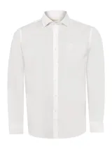 Camisa de manga larga blanca, confeccionada en popelina 100% algodón, con cuello italiano, bolsillo en el pecho con logo bordado y calce regular.