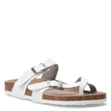 Sandalias bajas blancas con dos tiras anchas sobre el empeine, ambas con hebilla metálica ajustable.