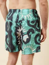 Short de baño color celeste con estampado gráfico, de secado rápido y diseño cómodo.
