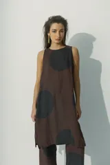 Blusa marrón con estampado de lunares negros grandes, sin mangas y corte recto.