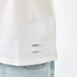 Remera blanca de manga larga con cuello redondo.