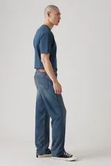 Pantalón de jean azul de corte recto y holgado.