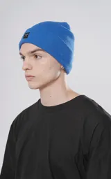 Gorro de lana azul con logo de la marca en etiqueta negra.