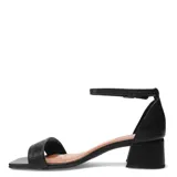 Sandalia de cuero sintético color blanco, con punta cuadrada, tiras finas con textura en la capellada frontal, taco bajo y pulsera ajustable al tobillo.