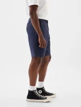 Short de hombre color azul marino, corte recto y largo a la rodilla.