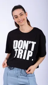 Remera negra de algodón con estampado frontal en blanco que dice 'DON'T TRIP'.