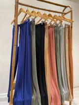 Pantalón palazzo color ladrillo, de morley de viscosa, con cintura elastizada y cordón blanco ajustable.