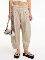 Pantalón tipo chino color beige, con pinzas delanteras, bolsillos laterales y pretina con elástico.