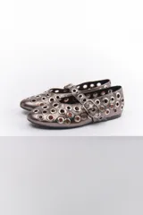 Ballerinas plateadas con múltiples ojalillos y tira con hebilla.