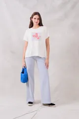 Pantalón jean de tiro medio, corte wide leg, con estampado a rayas verticales celestes y blancas.