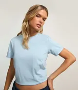 Remera celeste de media malla con cuello redondo y mangas cortas dobladas.