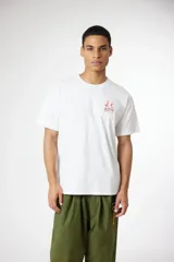 Remera blanca de manga corta con cuello redondo y un pequeño estampado gráfico en color rojo en el pecho.