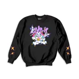 Buzo negro de algodón con estampa de un gato de la suerte sobre una nube, rodeado de pájaros y estrellas. Diseño de la artista Marieru.