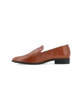 Zapato mocasín color marrón con suela y taco bajo negros.