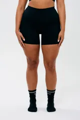 Calza biker negra de tiro alto, confeccionada en tejido suave y elástico que absorbe la humedad.