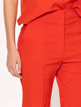 Pantalón negro de corte cropped y acampanado, confeccionado en tejido 4way.